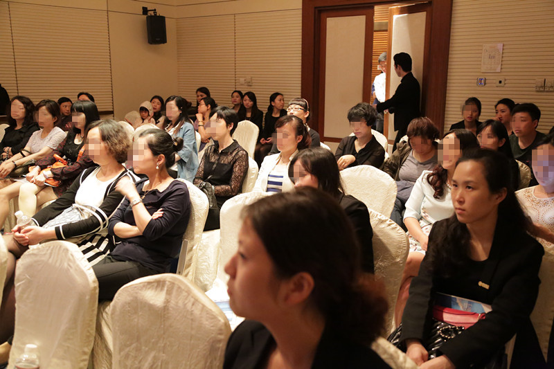 移民客戶認真聽課 移民講堂