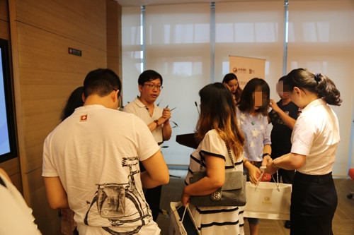 林玟瑩老師與貴賓交流 永銘國際貴賓活動