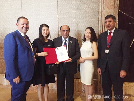 塞浦路斯政府高層與永銘國際總監(jiān)合影 塞浦路斯高官與永銘國際總監(jiān)合影