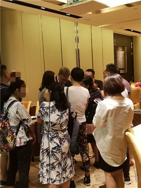 現(xiàn)場等待咨詢Austin先生的人群